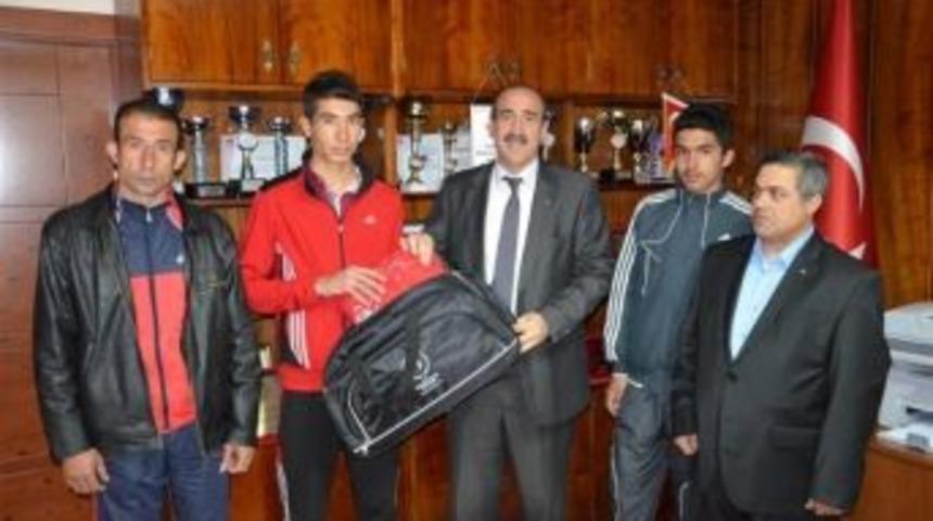 Başarılı Olan Kıck Boksculara İl M&uuml;d&uuml;r&uuml;nden Hediyeler