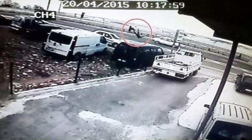 Yolun Karşısına Ge&ccedil;erken Otomobilin &Ccedil;arptığı Şahıs Yaralandı