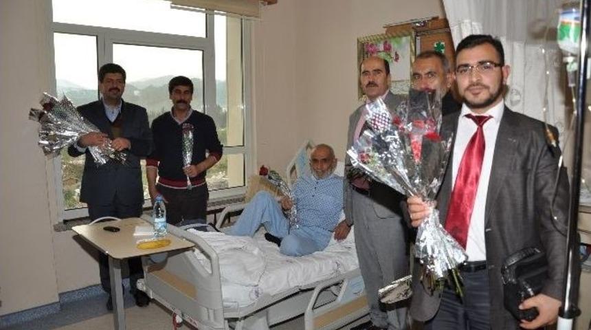 Nazilli&rsquo;de Hastalara 800 Adet G&uuml;l Ve Karafil Dağıtıldı