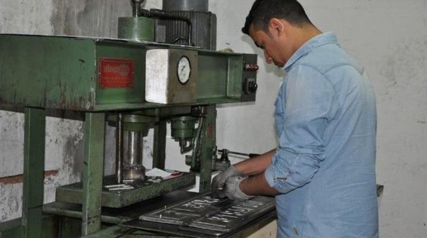 Suriyelilere Ge&ccedil;ici Plaka Verilmeye Başlandı