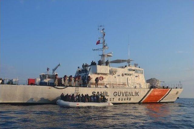 Türk Sahil Güvenliği 513 Göçmeni Kurtardı