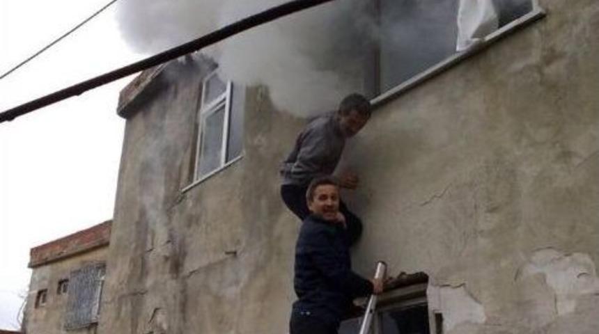 Sobadan &Ccedil;ıkan Kıvılcım Evin İ&ccedil;ini K&uuml;le &Ccedil;evirdi