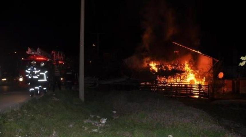 K&uuml;tahya'da Tek Katlı Ev Alev Alev Yandı
