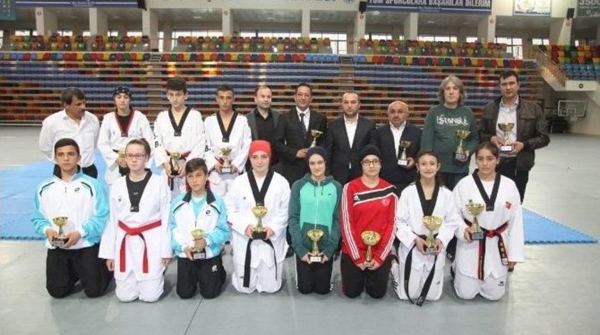 Sel&ccedil;uklu&rsquo;da Başarılı Sporculara &Ouml;d&uuml;l