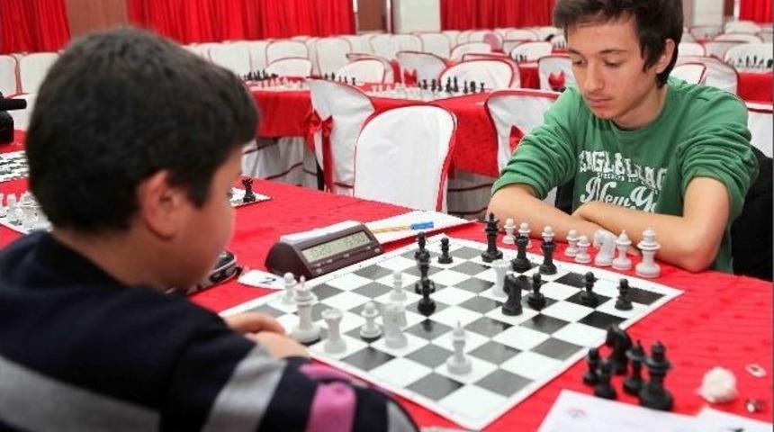 Bayraklı&rsquo;da 23 Nisan&rsquo;a &Ouml;zel Satran&ccedil; Turnuvası