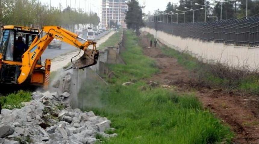 Diyarbakır'da Belediyeden Askere 'yol Teşekk&uuml;r&uuml;'
