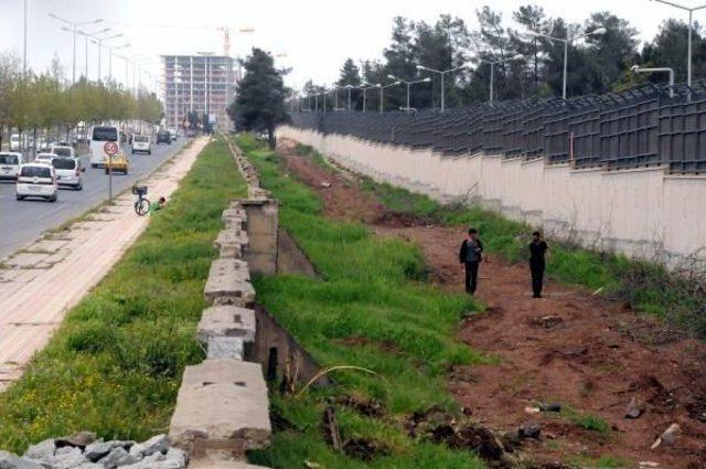 Diyarbakır'da Belediyeden Askere 'yol Teşekkürü'