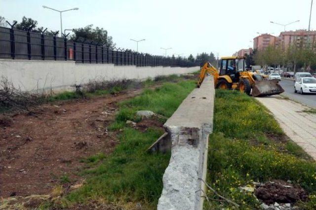 Diyarbakır'da Belediyeden Askere 'yol Teşekkürü'