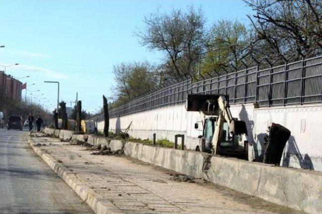 Diyarbakır'da Belediyeden Askere 'yol Teşekkürü'