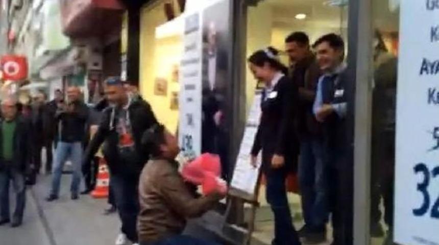 Sokakta Evlenme Teklifi Yapan Polis Ve Kız Arkadaşına Kelep&ccedil;e