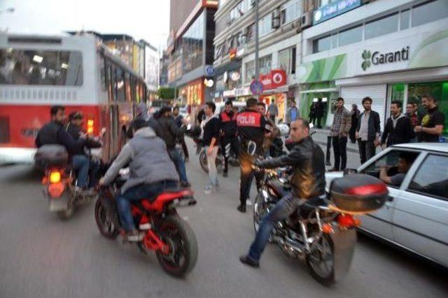 Sokakta Evlenme Teklifi Yapan Polis Ve Kız Arkadaşına Kelepçe