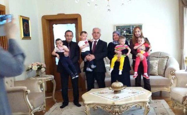 Konya ya Tayin Olan Polis &Ccedil;ift, D&ouml;rd&uuml;zleriyle Birlikte Vali Tuna yı Ziyaret Etti 1