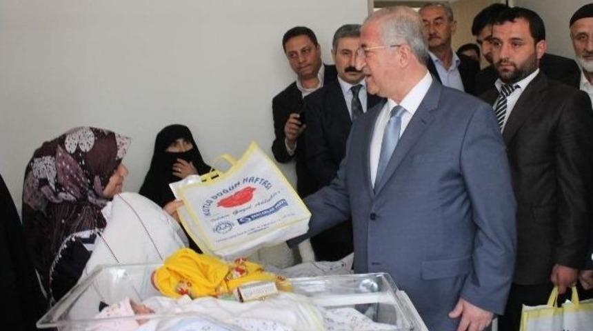 Siirt&rsquo;te Yeni Doğan 17 Bebeğe Kutlu Doğum Altını Takıldı