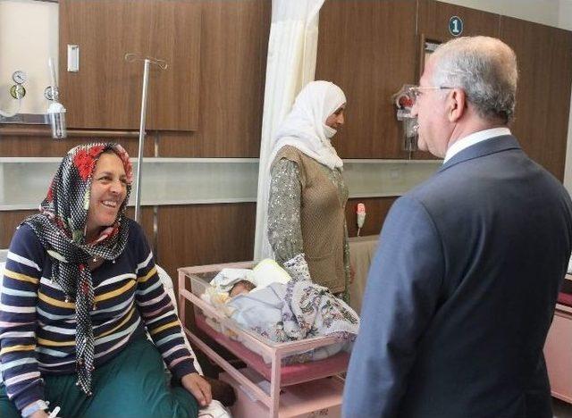 Siirt&rsquo;te Yeni Doğan 17 Bebeğe Kutlu Doğum Altını Takıldı 1