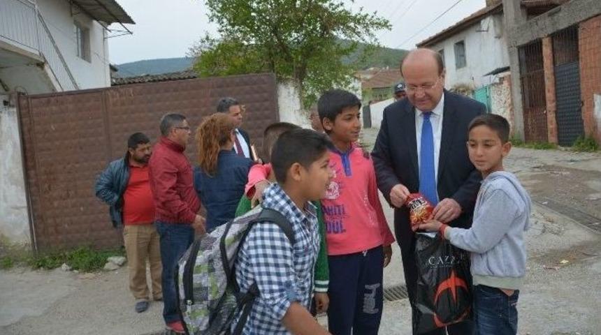 Başkan &Ouml;zakcan&rsquo;a &Ccedil;ocuklardan Sevgi Seli