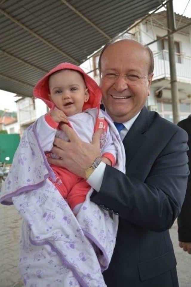 Başkan &Ouml;zakcan&rsquo;a &Ccedil;ocuklardan Sevgi Seli 2