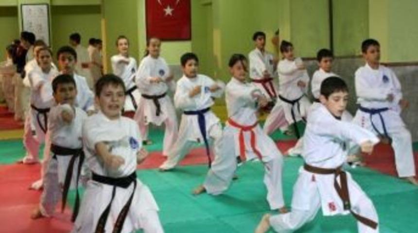 &Ccedil;ocuk Karate Turnuvası 23 Nisan Şenliklerine Renk Katacak