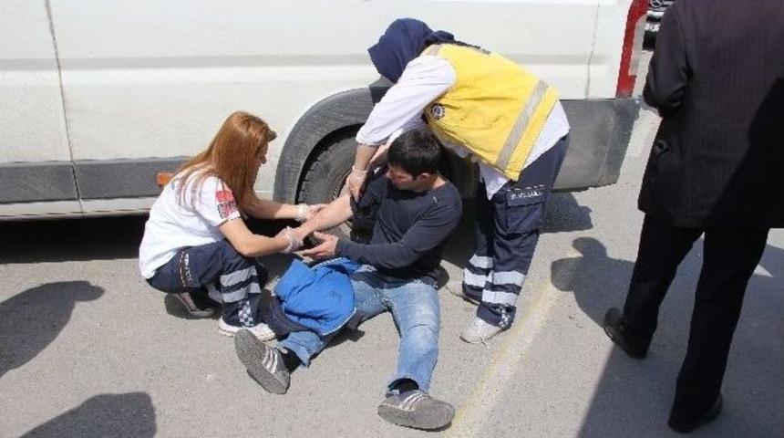 Motosikletli Kurye Kazada Yaralandı