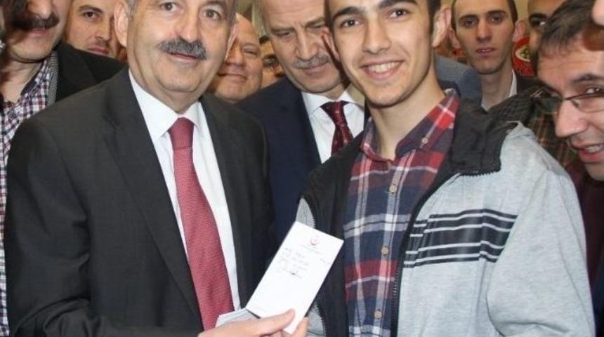 Sağlık Bakanı Kendisiyle Fotoğraf &Ccedil;ekilmek İsteyen Gence Sigarayı Barıktırdı