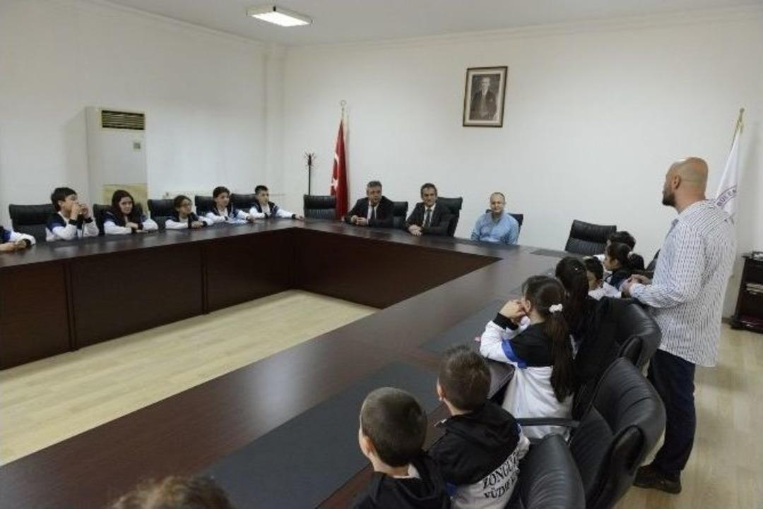 Geleceğin Y&uuml;zme Şampiyonlarından Rekt&ouml;r &Ouml;zer&rsquo;e Ziyaret