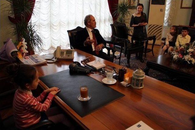 Başkanın Koltuğuna Oturan Minik Kız, Park Ve Spor Alanı İstedi 1