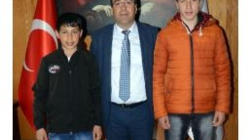 Sarıkamış Belediye Başkan Toksoy, Başarılı Snowboard&ccedil;u Kardeşleri Tebrik Etti