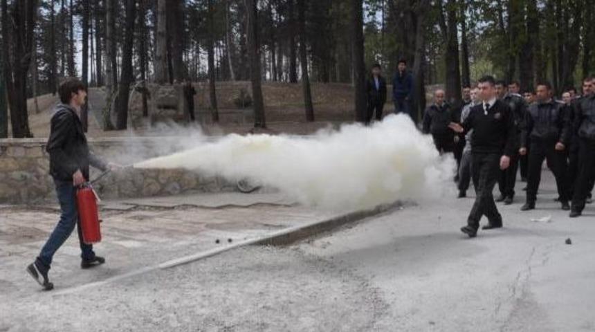 &Uuml;niversitede &Ouml;ğrenciler, &Ouml;zel G&uuml;venlik&ccedil;ilere Yangın T&uuml;p&uuml; Sıktı