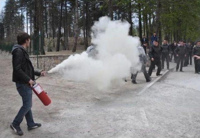 Üniversitede Öğrenciler, Özel Güvenlikçilere Yangın Tüpü Sıktı