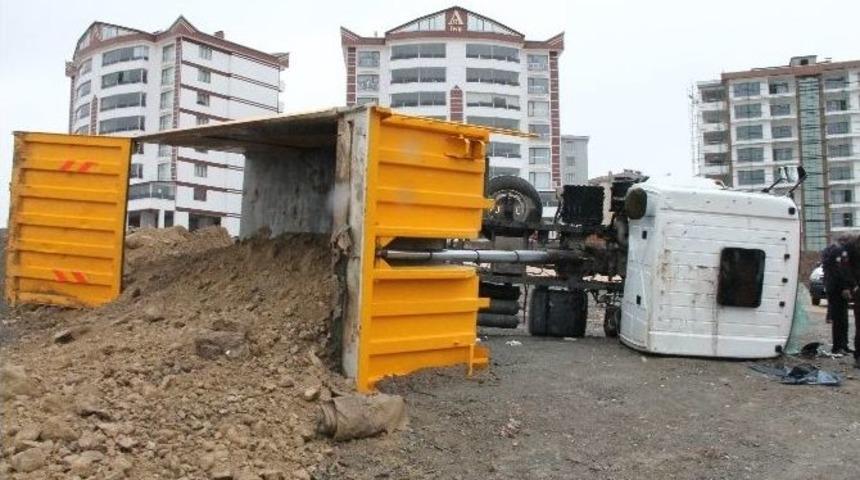 Y&uuml;k&uuml;n&uuml; Boşaltmaya &Ccedil;alışan Kamyon Devrildi: 2 Yaralı