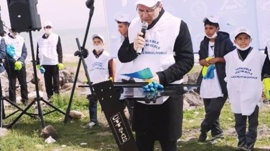 Van G&ouml;l&uuml; Sahilinde &Ccedil;evre Temizliği