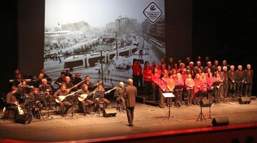 Eskişehir T&uuml;rk&uuml;leri Konseri B&uuml;y&uuml;ledi