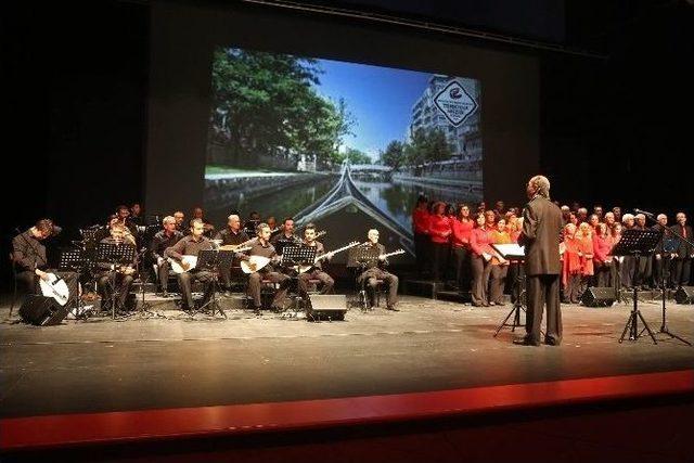 Eskişehir T&uuml;rk&uuml;leri Konseri B&uuml;y&uuml;ledi 1