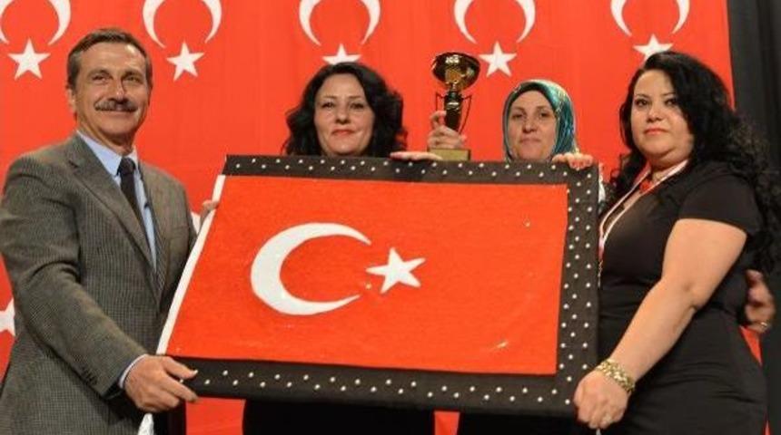 En G&uuml;zel Bayrağı Yapan Kursiyer Kadınlara Kupa Verildi