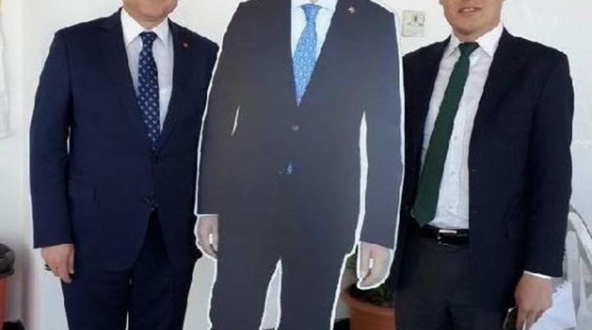 Bakan Zeybekci'nin Maketiyle Fotoğraf &Ccedil;ektiriyorlar
