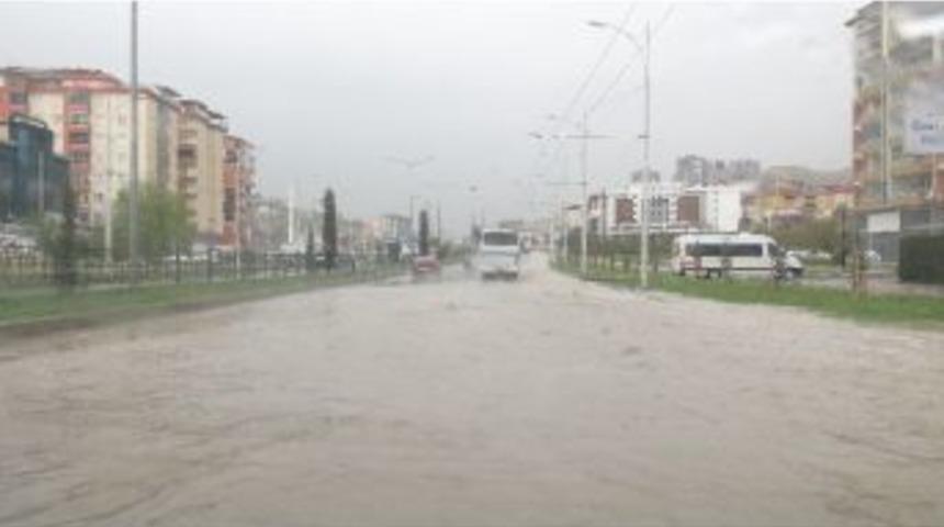 Nisan Yağmuru Yolları G&ouml;lete &Ccedil;evirdi