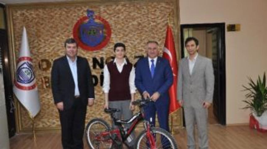 Kan Bağışına Katkı Sağlayan &Ouml;ğrenciye Bisiklet