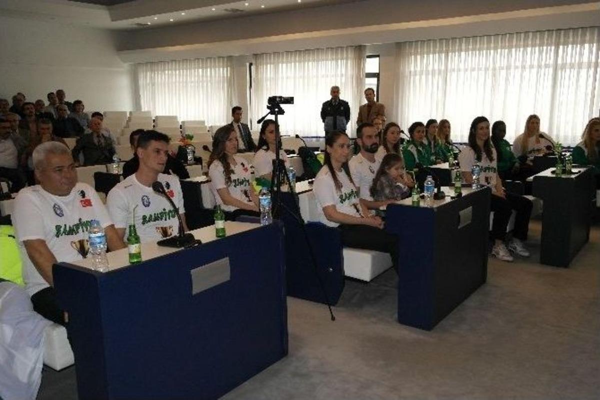 Salihli Belediyespor Bayan Voleybol Takımı Şehir Turu Attı