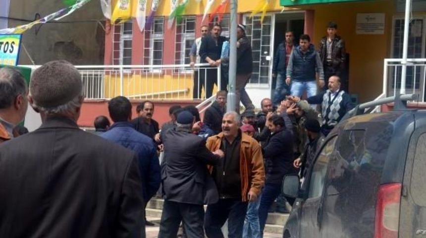 Şeyh Said'in Torunu Ak Parti Adayı Fırat'a Sopalı Saldırı