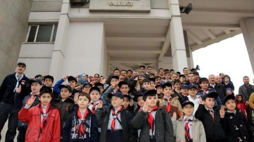 Kına Yakılarak &Ccedil;anakkale'ye Uğurlandılar