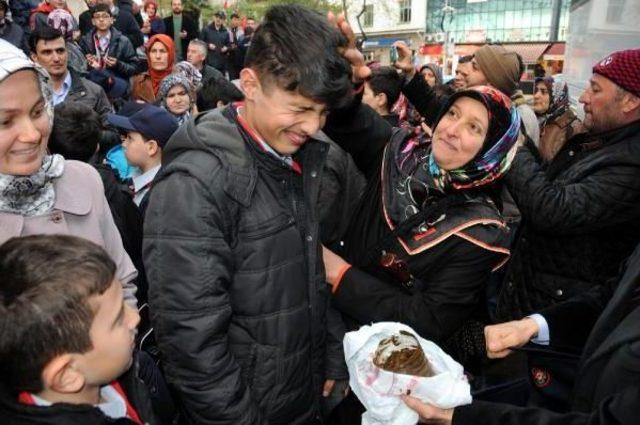 Kına Yakılarak &Ccedil;anakkale ye Uğurlandılar 2