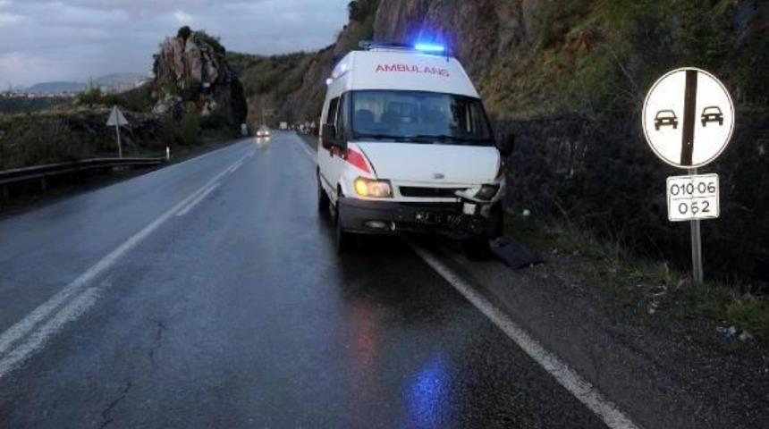 Hasta Taşıyan Ambulans Kaza Yaptı: 1 Yaralı
