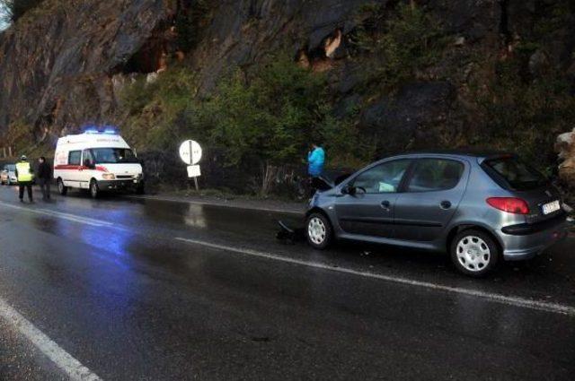 Hasta Taşıyan Ambulans Kaza Yaptı: 1 Yaralı