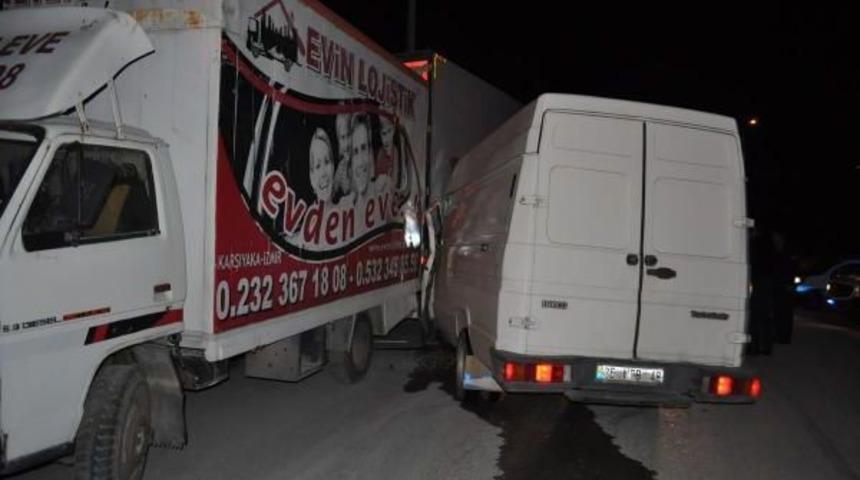 Tır'a &Ccedil;arpan Kamyonetin S&uuml;r&uuml;c&uuml;s&uuml; Yaralandı