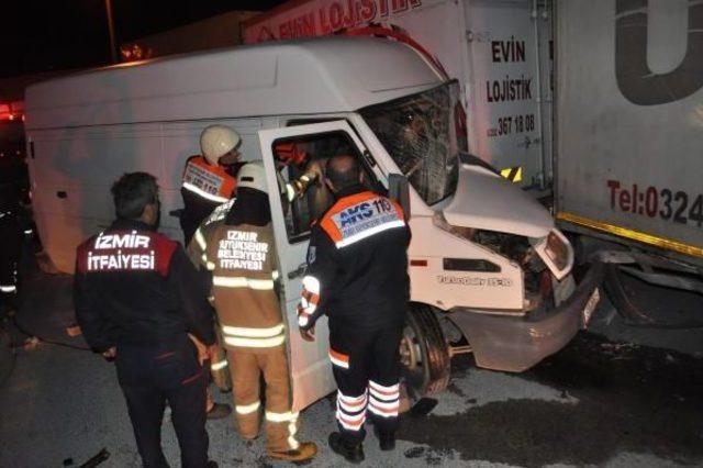 Tır'a Çarpan Kamyonetin Sürücüsü Yaralandı