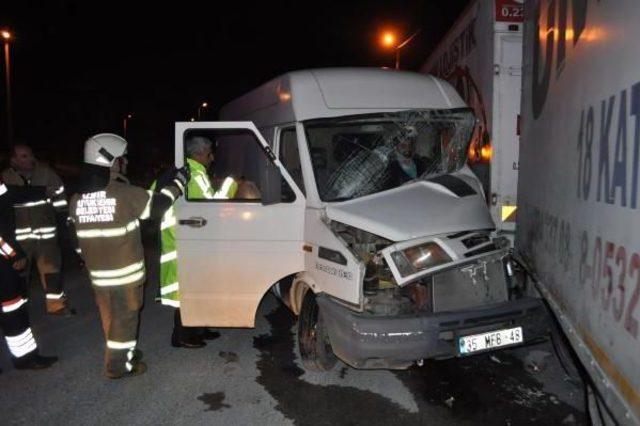 Tır'a Çarpan Kamyonetin Sürücüsü Yaralandı