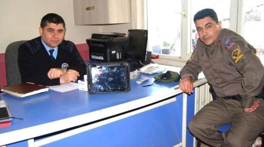 Jandarma Yolda Bulduğu Bilgisayarı Polise Teslim Etti