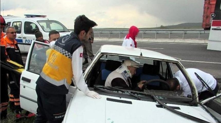 Otomobilde Sıkışan Sürücü Güçlükle Kurtarıldı