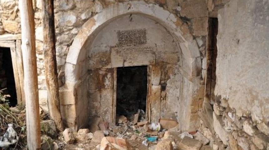 Tarihi Hamamlar Bakımsızlıktan &Ccedil;&ouml;pl&uuml;ğe D&ouml;n&uuml;şt&uuml;