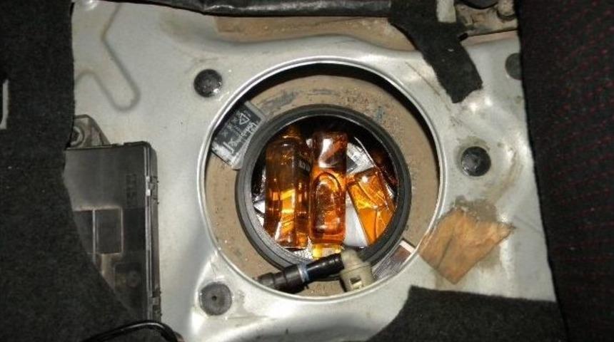 Otomobilin Benzin Deposundan Ka&ccedil;ak Cep Telefonu Ve İ&ccedil;ki &Ccedil;ıktı