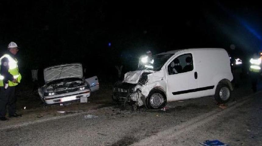 Otomobil Karşı Şeride Ge&ccedil;ti: 3 &Ouml;l&uuml; 1 Yaralı